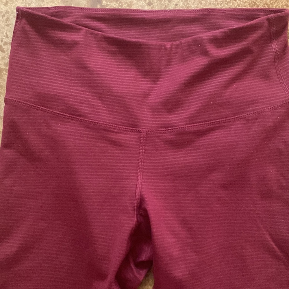 Old Navy Acive Elevate Go Dry 7/8 burgundy wine red stripped leggings
